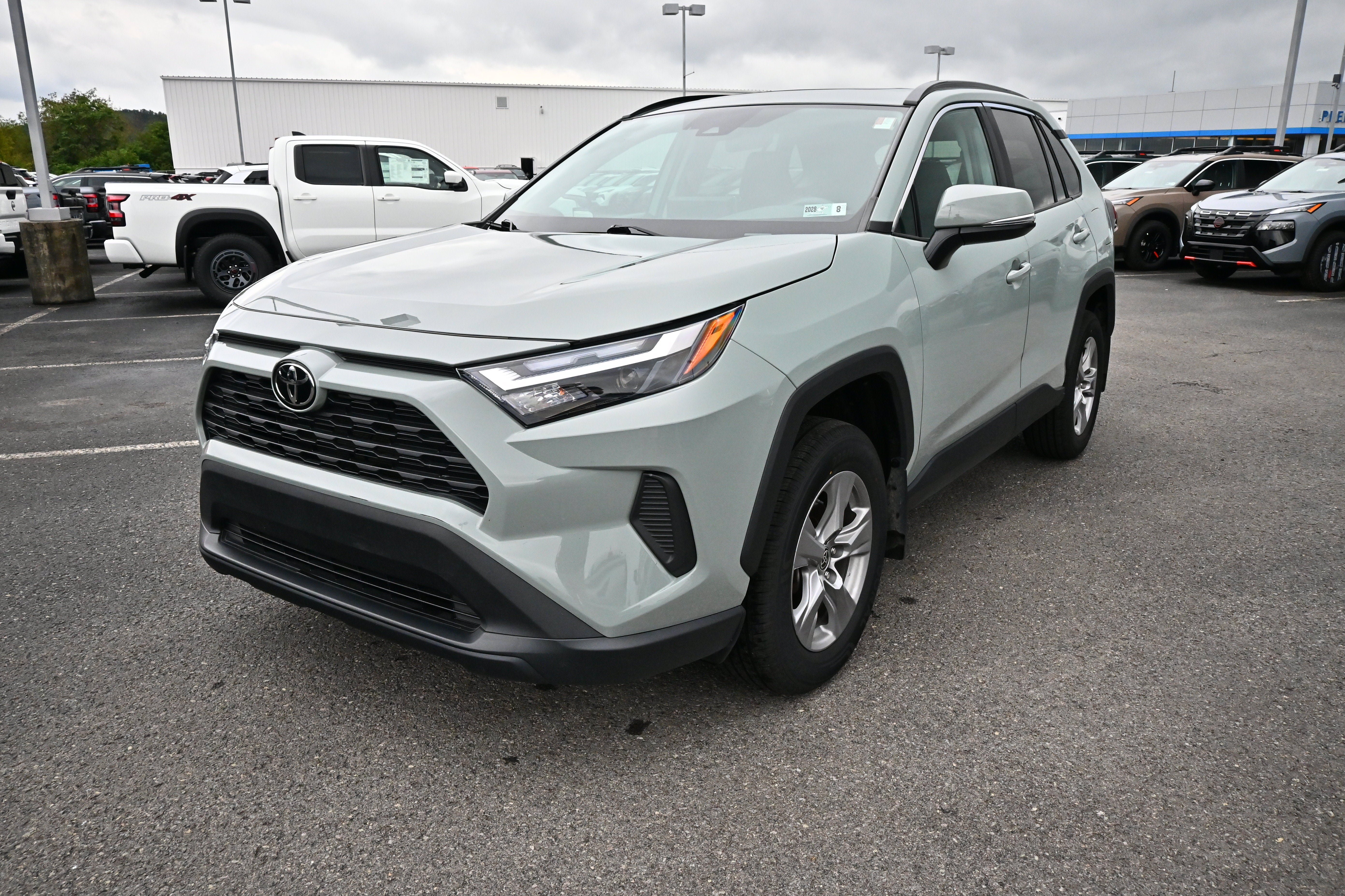 Used 2022 Toyota RAV4 XLE w/ Convenience Package AWD/4WD image 4