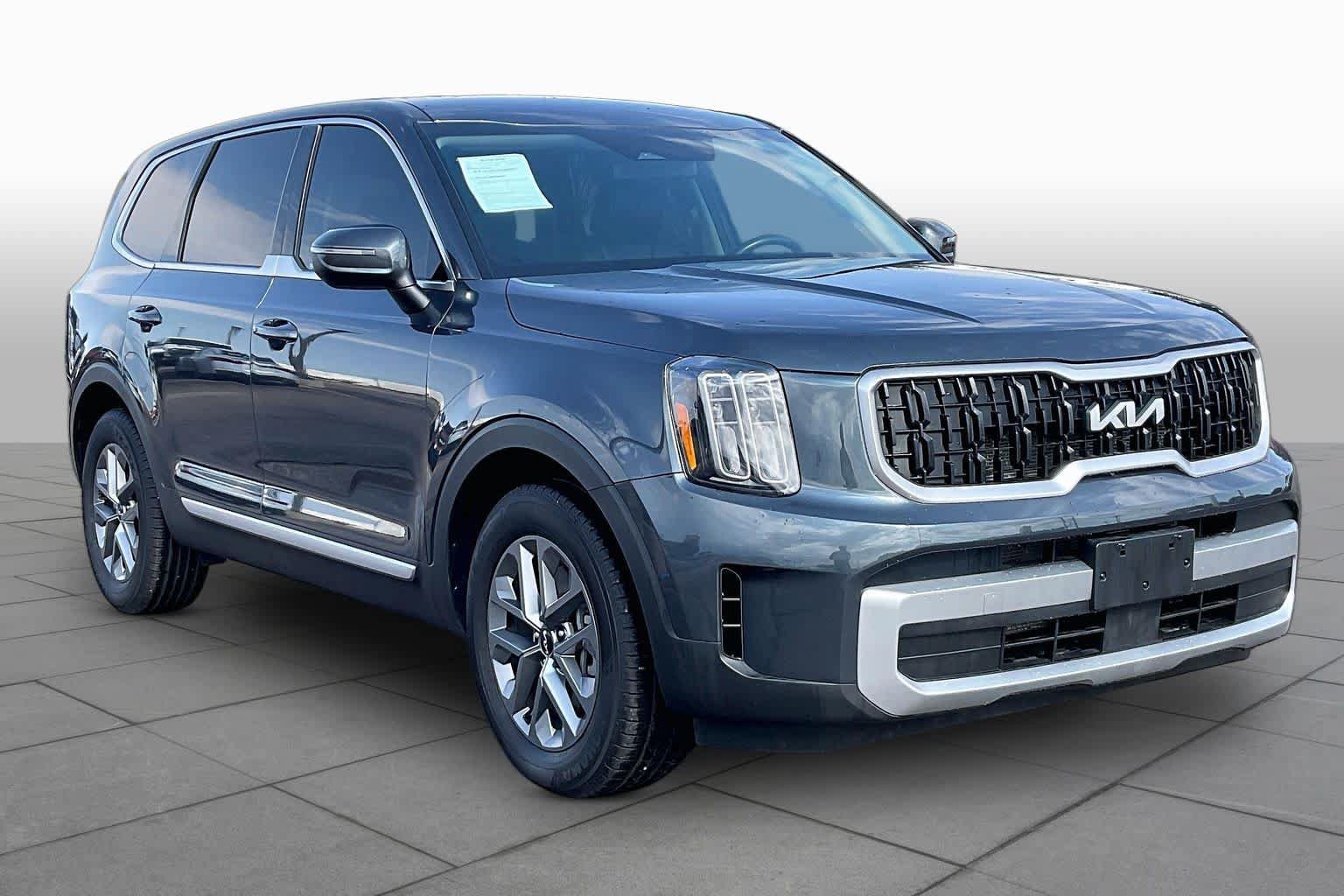 Used 2024 Kia Telluride LX FWD image 3