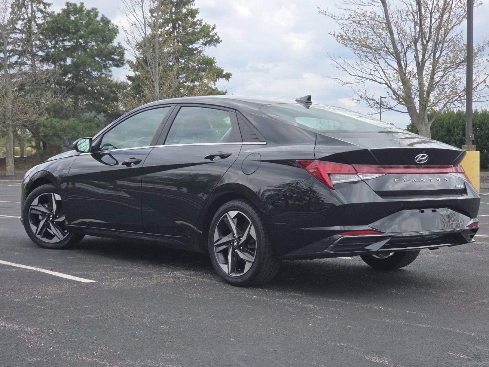Used 2021 Hyundai Elantra Limited image 19