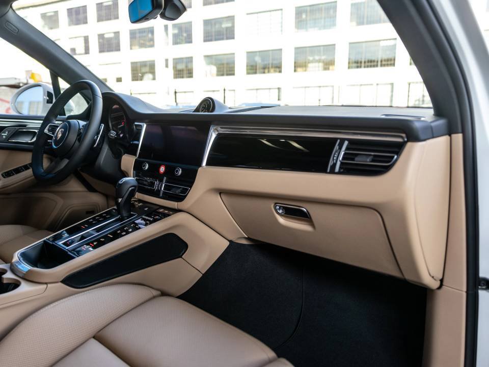 Certified 2026 Porsche Macan AWD/4WD image 34