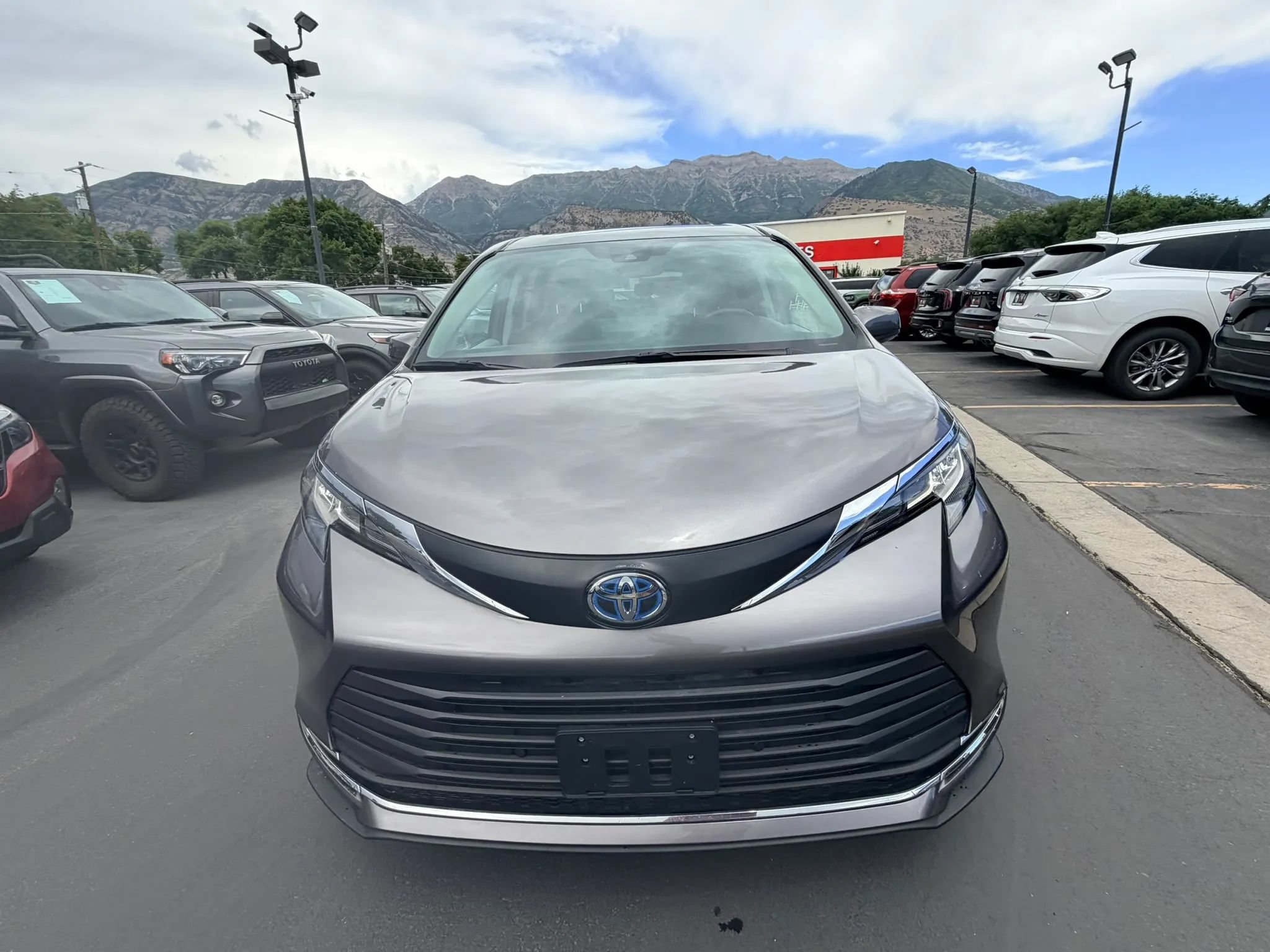 Used 2023 Toyota Sienna XLE AWD/4WD image 9