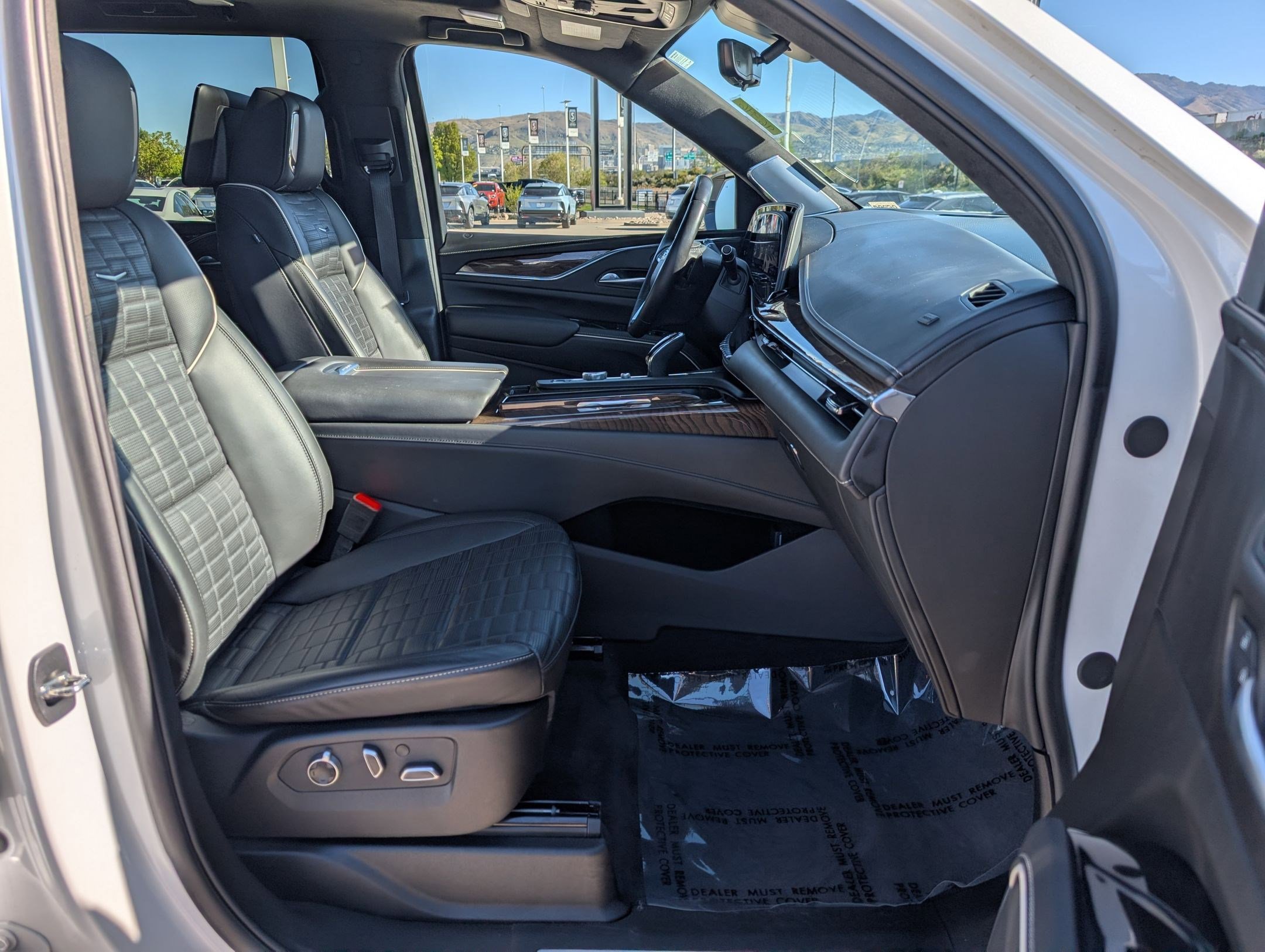 Used 2024 Cadillac Escalade Sport Platinum w/ LPO, ONYX Package image 31