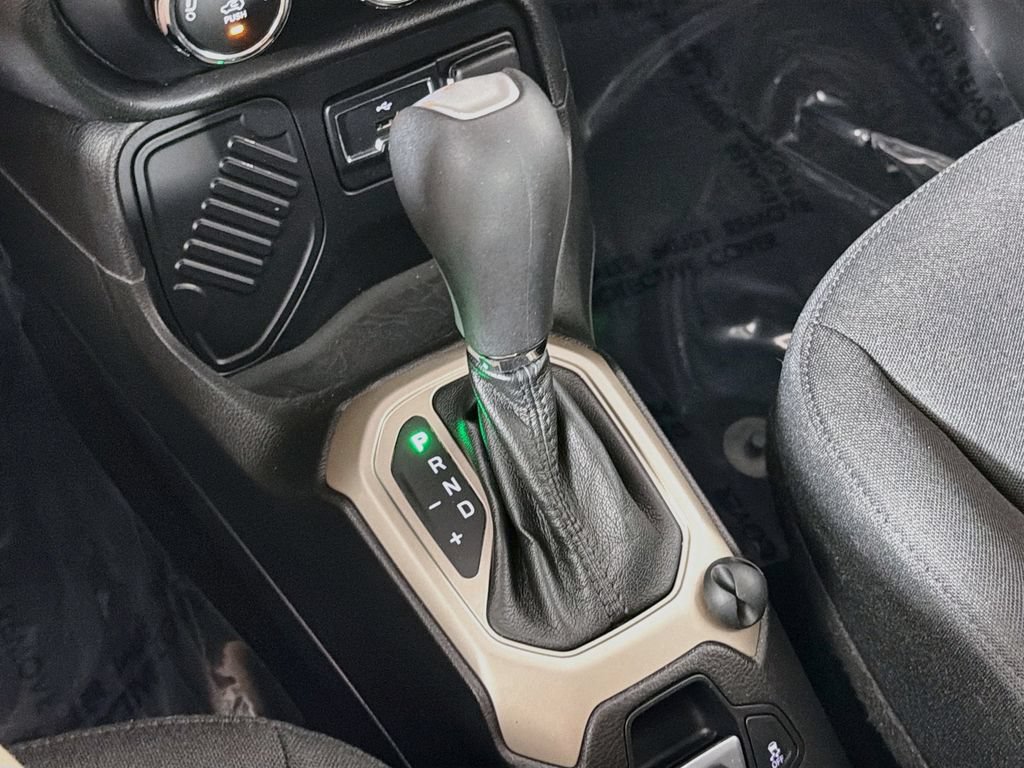 Used 2017 Jeep Renegade Latitude FWD image 16