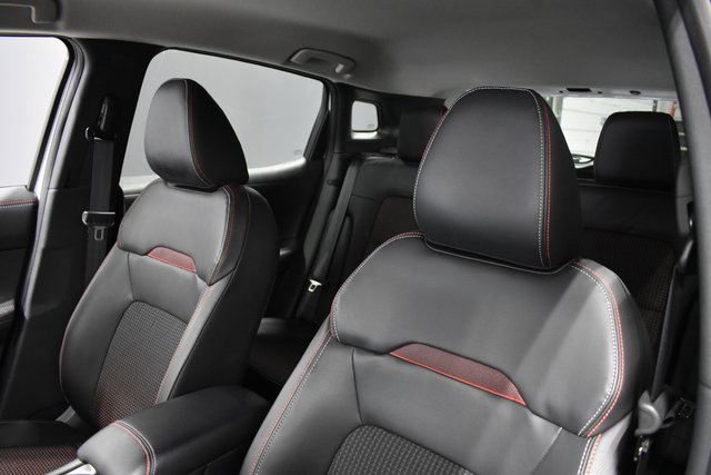 Certified 2025 Nissan Kicks SR image 15