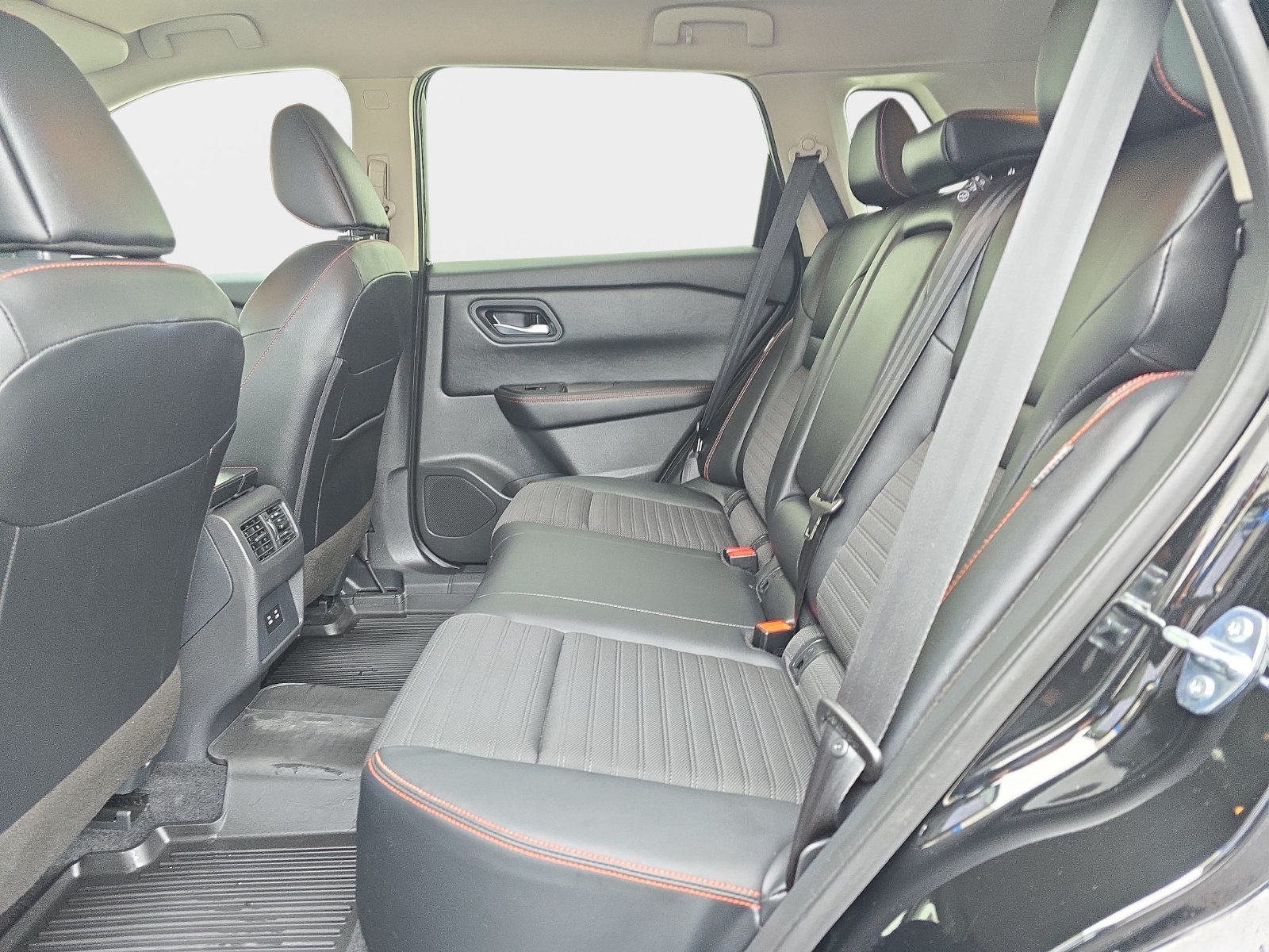 Used 2025 Nissan Rogue SV AWD/4WD image 16