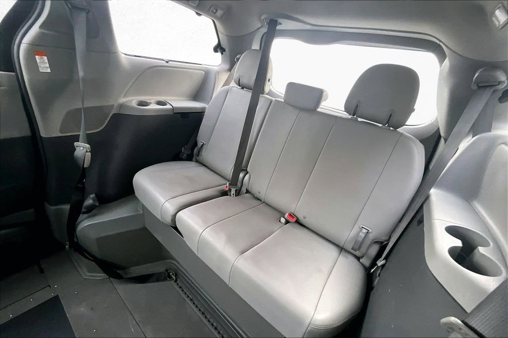 Used 2015 Toyota Sienna XLE w/ XLE Navigation Package image 20