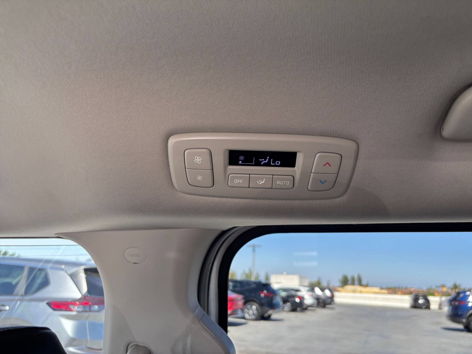 Used 2026 Kia Carnival FWD image 24