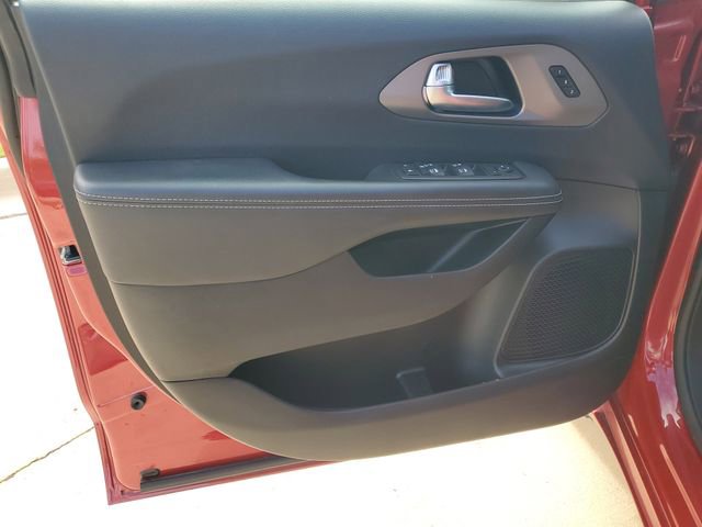 Used 2025 Chrysler Pacifica Select image 13