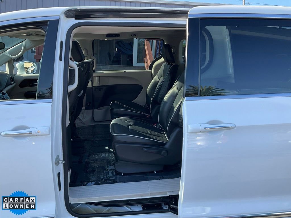 Used 2022 Chrysler Pacifica Limited w/ Uconnect Theater Family Group image 8