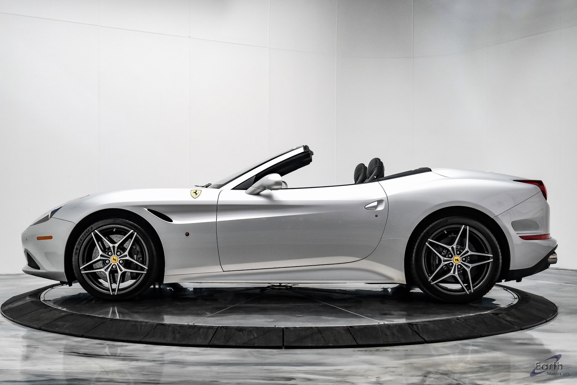 Used 2016 Ferrari California T image 7