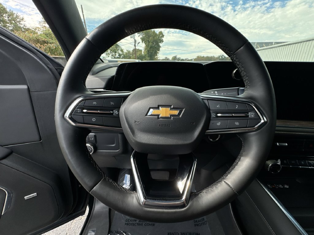 Used 2025 Chevrolet Suburban Premier RWD image 16