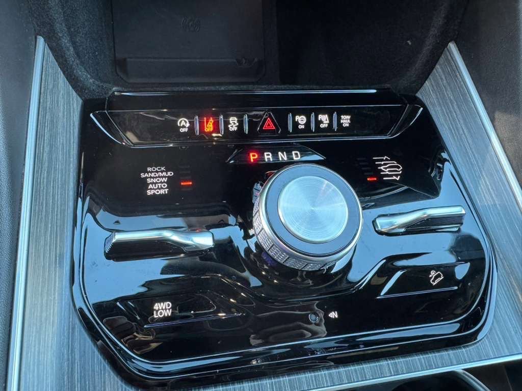 Used 2023 Jeep Wagoneer Series III w/ Convenience Group I AWD/4WD image 31