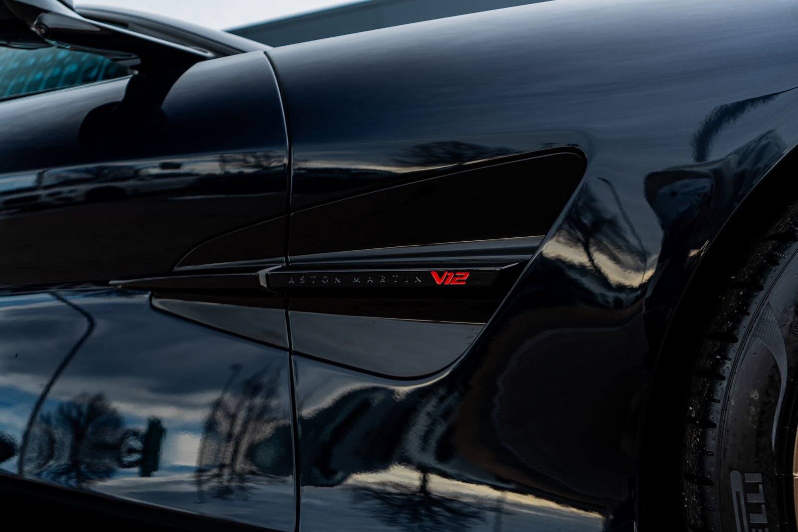 Used 2025 Aston Martin Vanquish V12 image 17