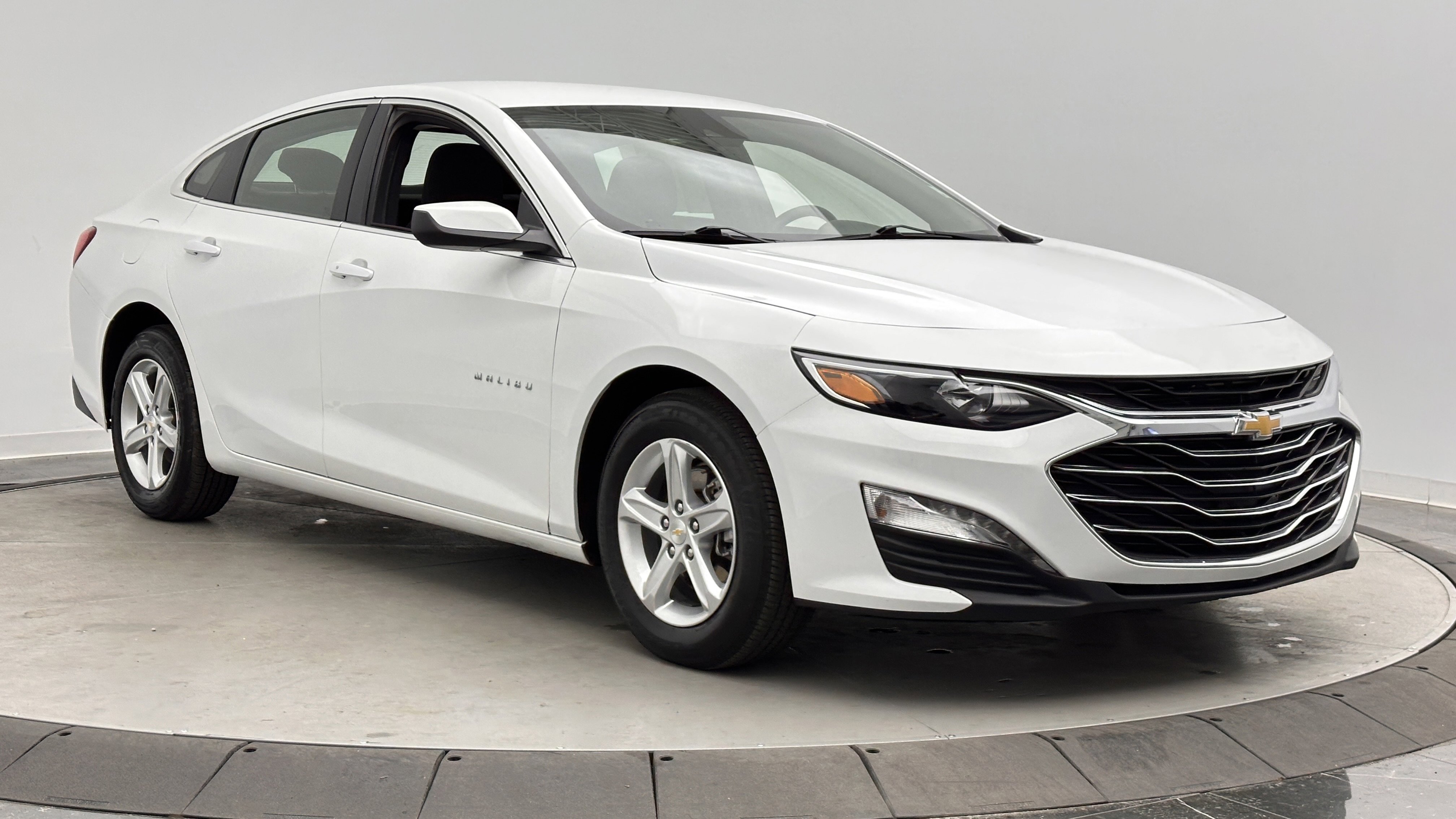 Used 2024 Chevrolet Malibu LT FWD image 3