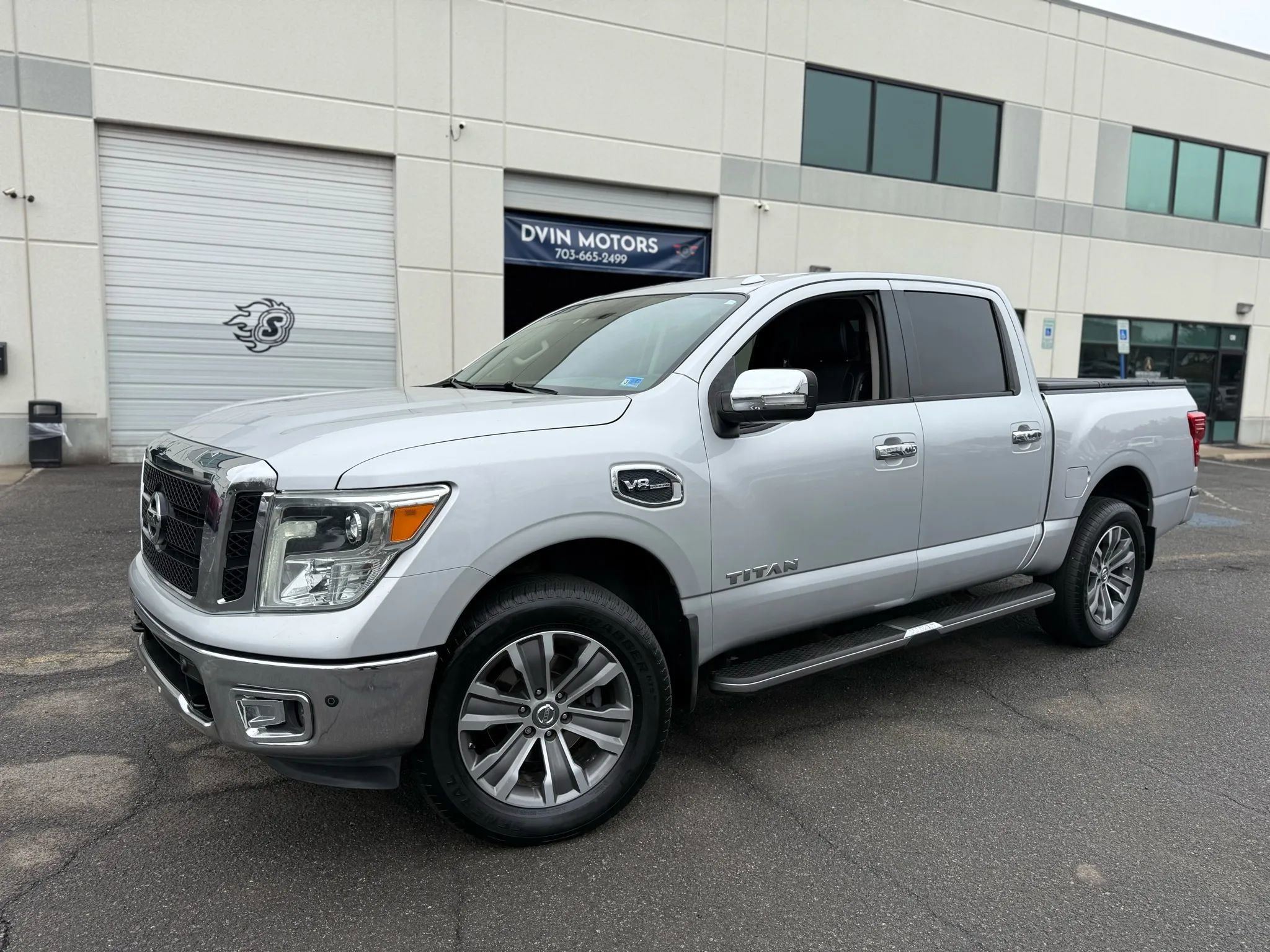 Used 2017 Nissan Titan SL image 5