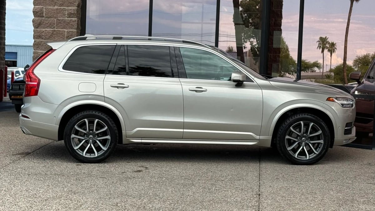 Used 2016 Volvo XC90 T6 Momentum w/ Momentum Plus Package AWD/4WD image 14