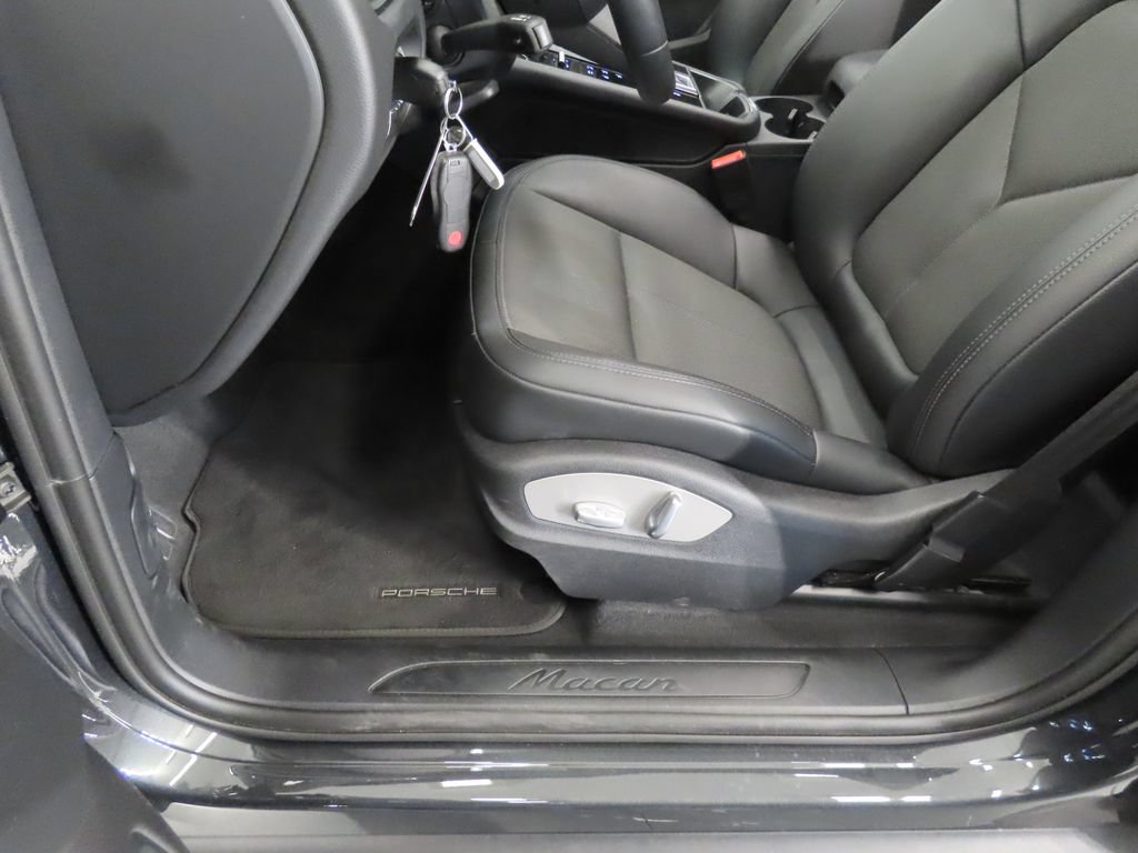 Certified 2025 Porsche Macan AWD/4WD image 39