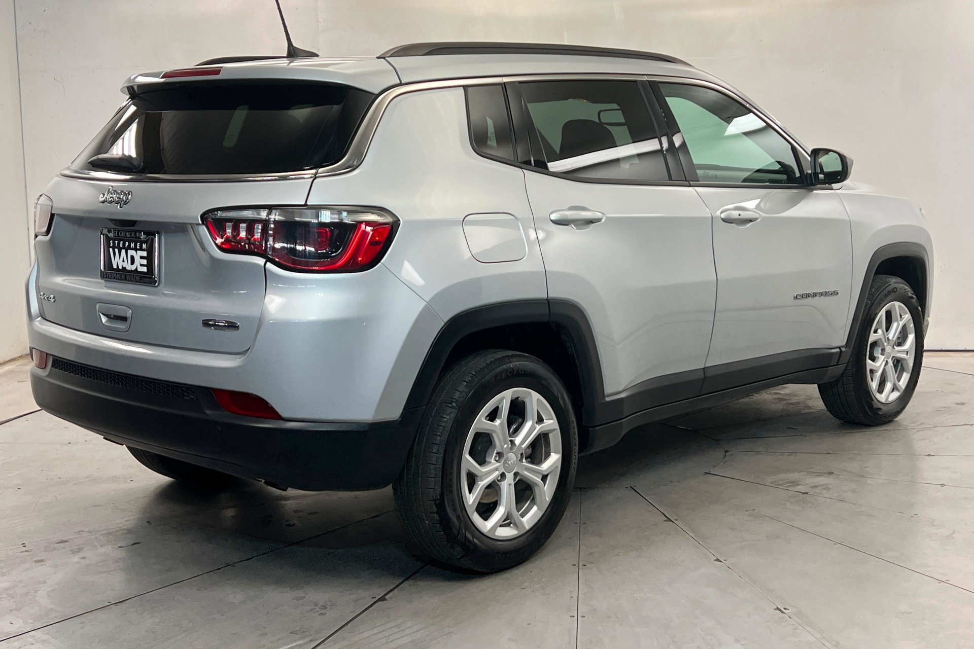 Used 2024 Jeep Compass Latitude AWD/4WD image 5