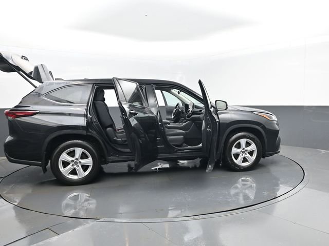 Used 2024 Toyota Highlander LE image 30