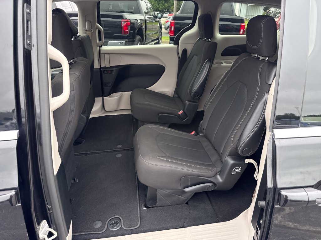 Used 2023 Chrysler Voyager LX FWD image 17