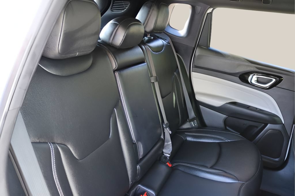 Used 2025 Jeep Compass Limited AWD/4WD image 18