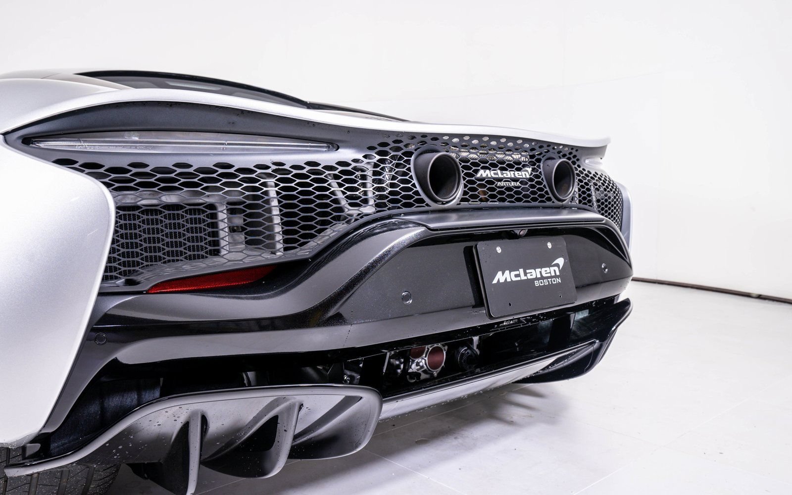 Used 2023 McLaren Artura RWD image 11