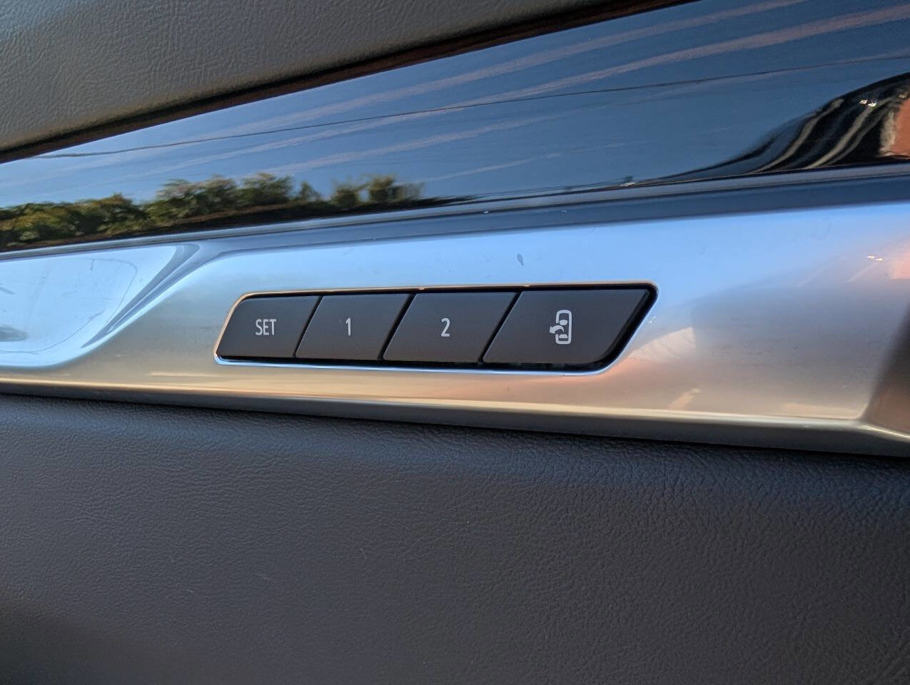 Used 2025 Cadillac Escalade ESV Luxury AWD/4WD image 10