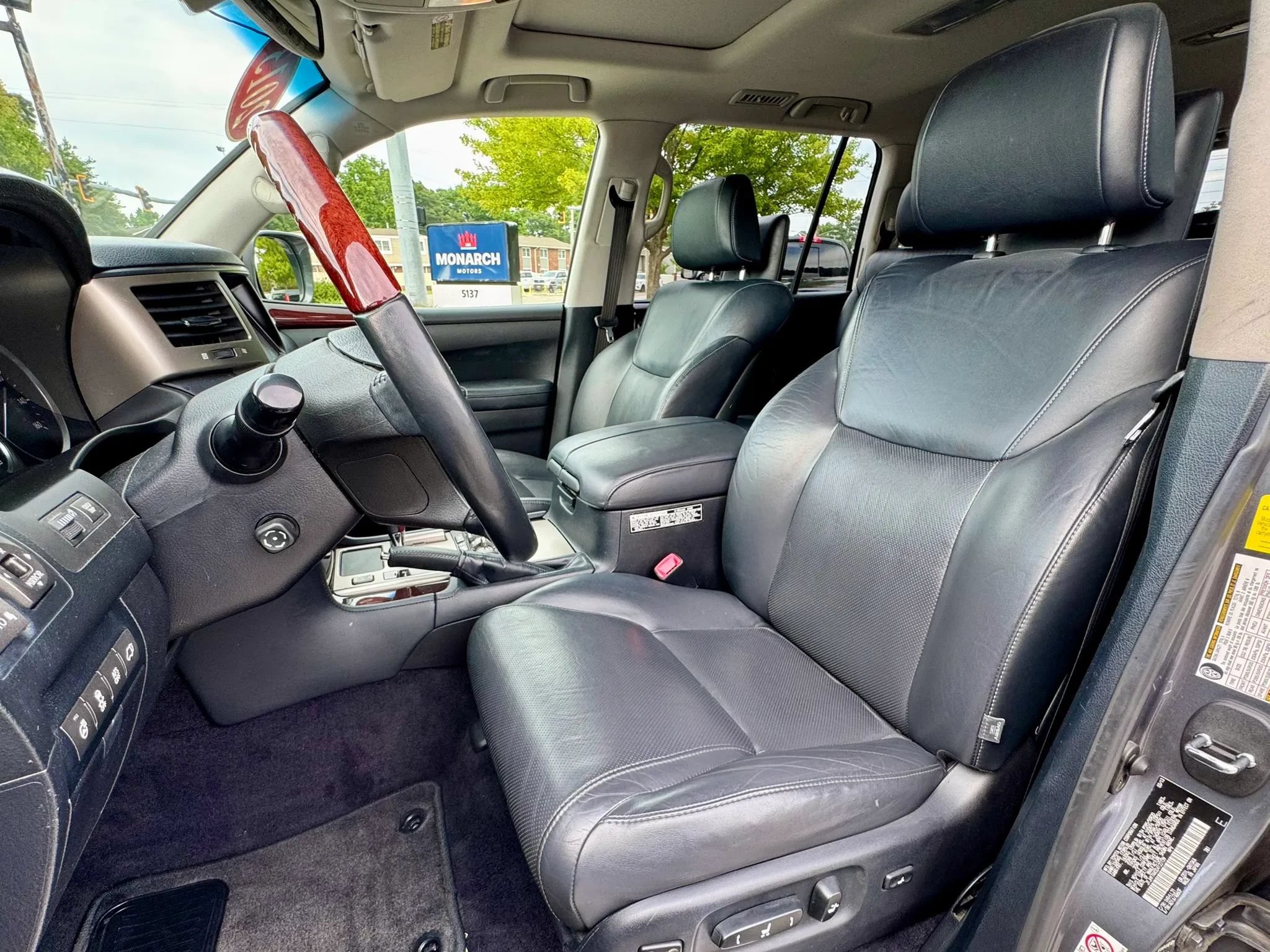 Used 2013 Lexus LX 570 4WD w/ Luxury Pkg image 9