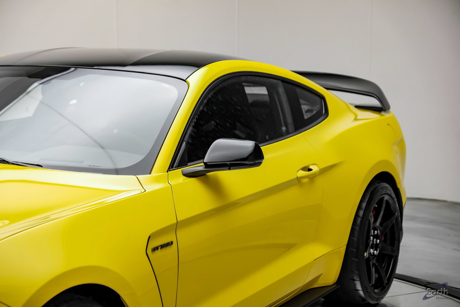 Used 2017 Ford Mustang Shelby GT350R w/ GT350R Equipment Group 920A RWD image 28