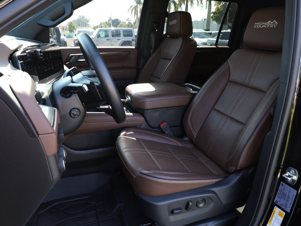 Used 2026 Chevrolet Suburban High Country RWD image 18