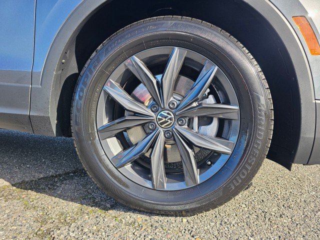 Used 2024 Volkswagen Tiguan SE w/ Panoramic Sunroof Package AWD/4WD image 9