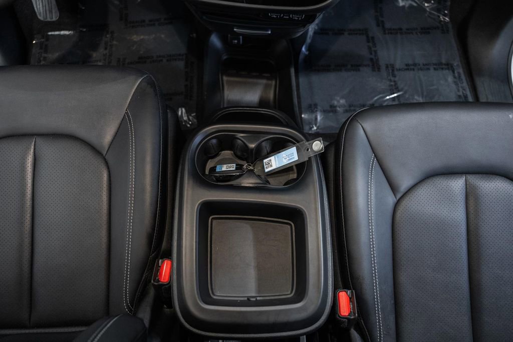 Used 2025 Chrysler Pacifica Select image 28