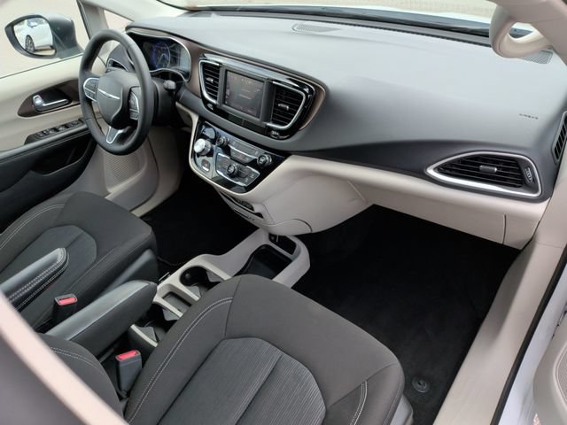 Used 2024 Chrysler Voyager LX FWD image 28