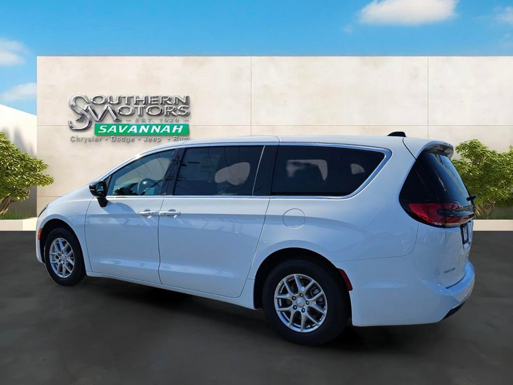 New 2027 Chrysler Pacifica Select FWD image 3