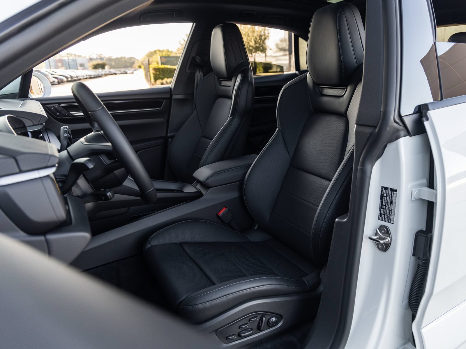 Certified 2025 Porsche Macan 4S Electric AWD/4WD image 5