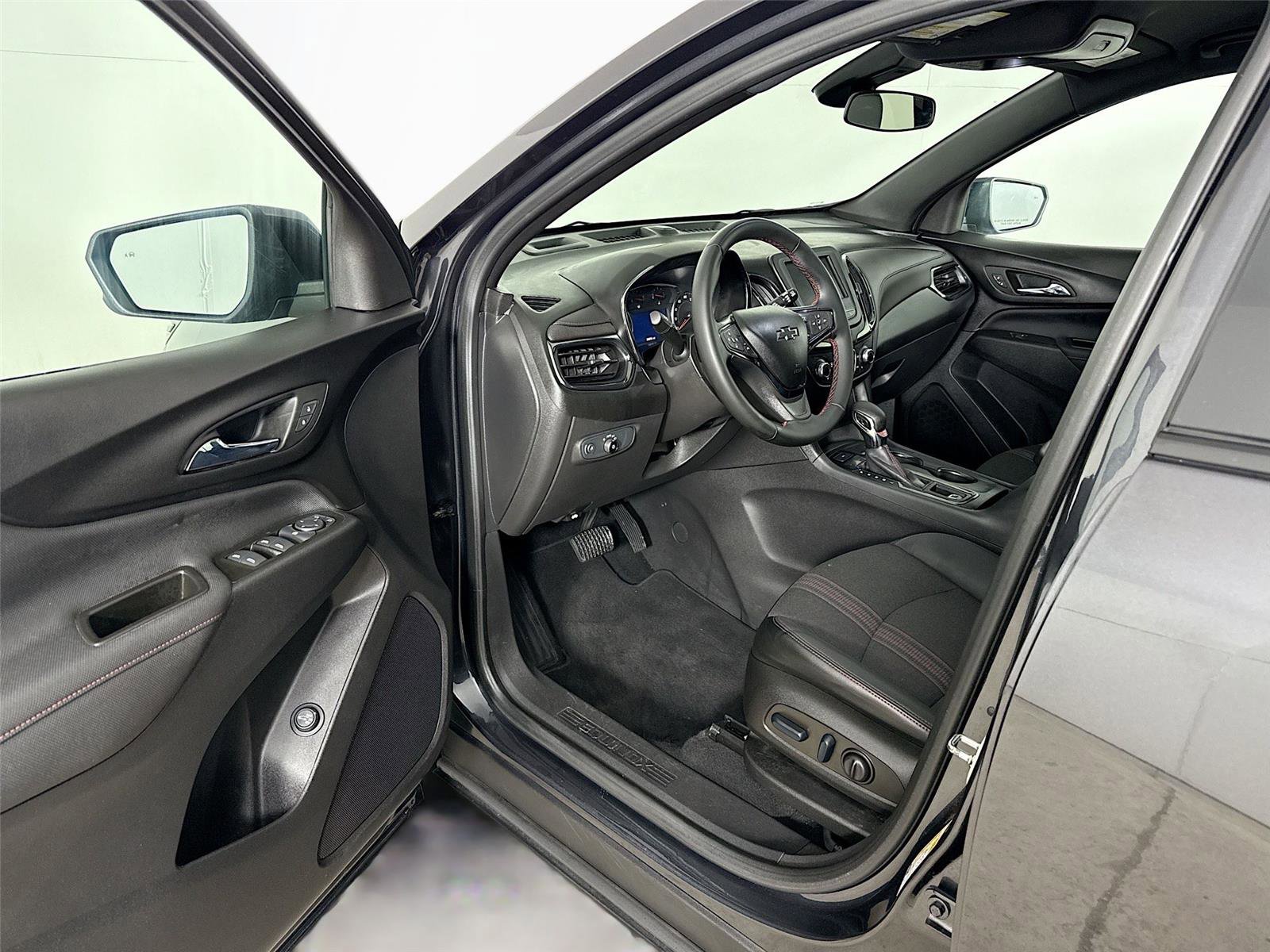 Used 2023 Chevrolet Equinox RS image 3