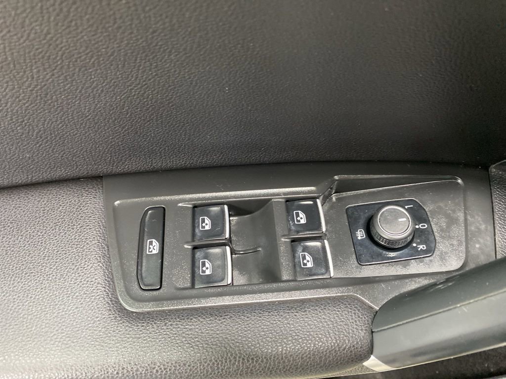 Used 2018 Volkswagen Tiguan SEL w/ 3rd Row Seat Package image 34