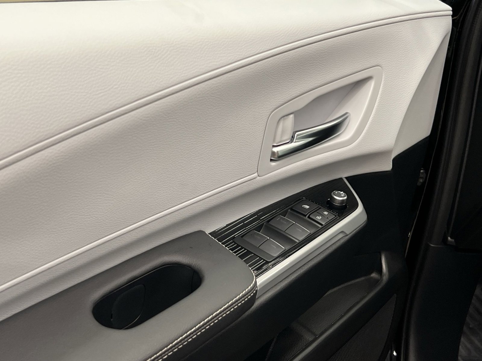 Used 2026 Toyota Sienna XSE image 12