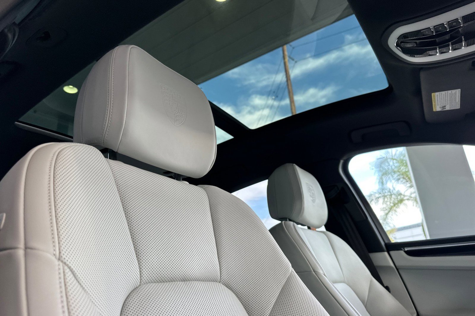 Certified 2025 Porsche Macan S image 17