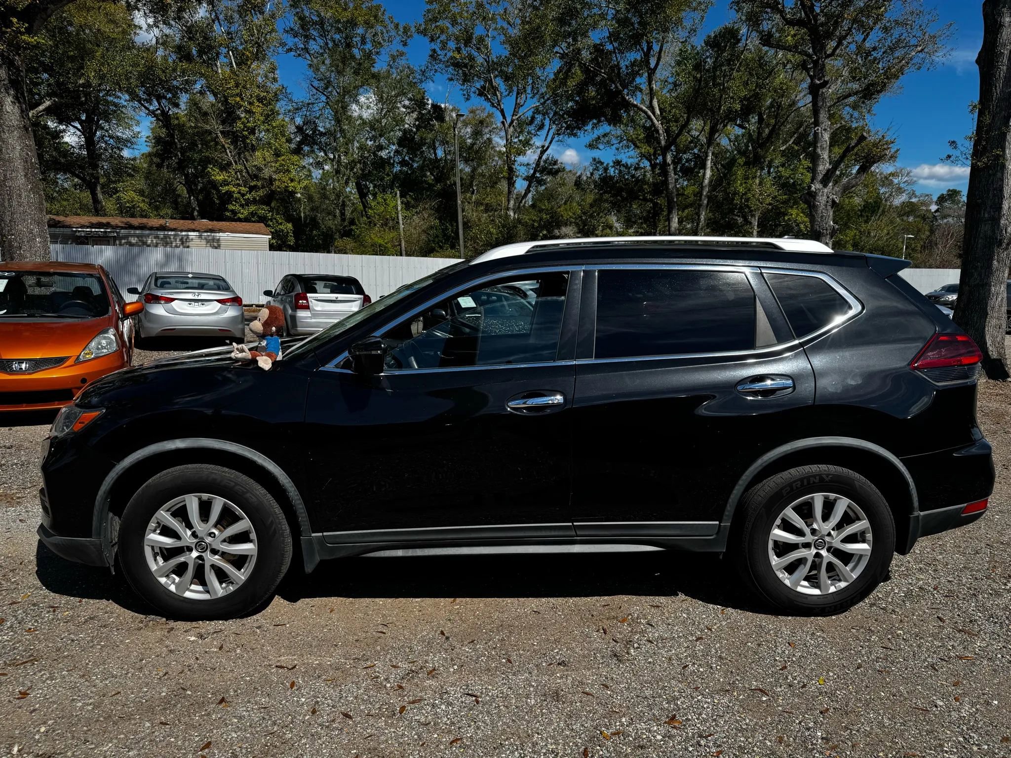 Used 2018 Nissan Rogue SV w/ Premium Package image 2