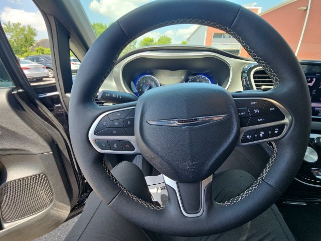 Used 2025 Chrysler Pacifica Select FWD image 35