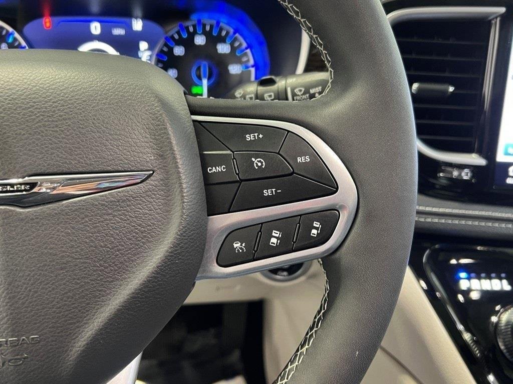 Used 2024 Chrysler Pacifica Limited image 35