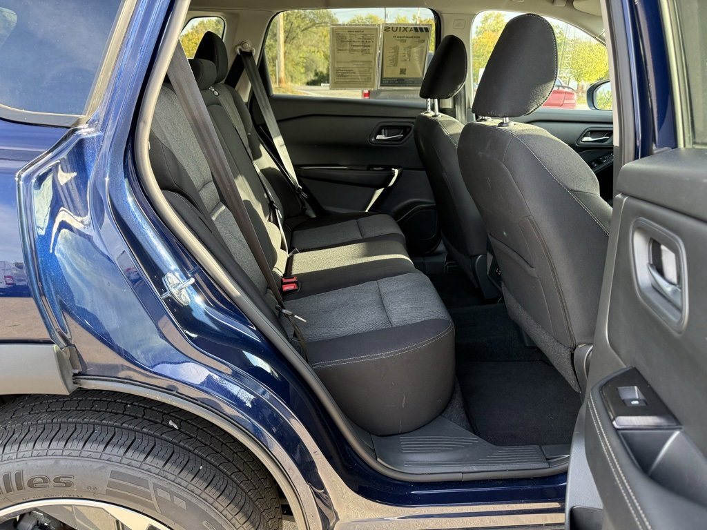 Used 2024 Nissan Rogue SV image 28