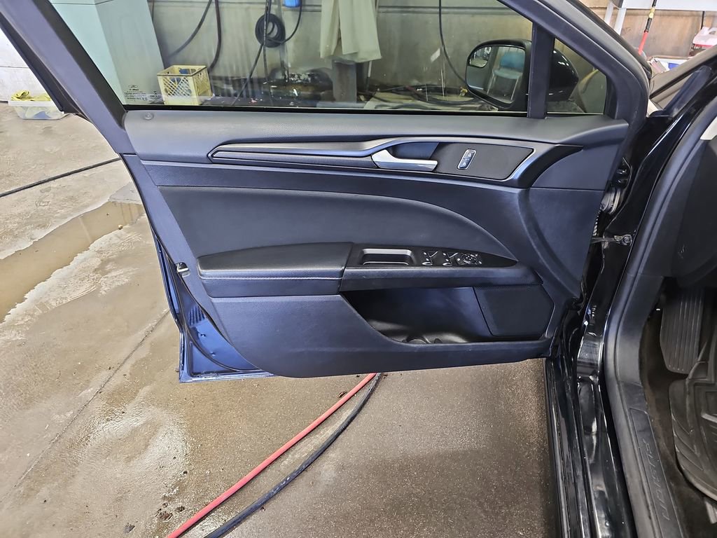 Used 2018 Ford Fusion SE w/ Equipment Group 201A image 25