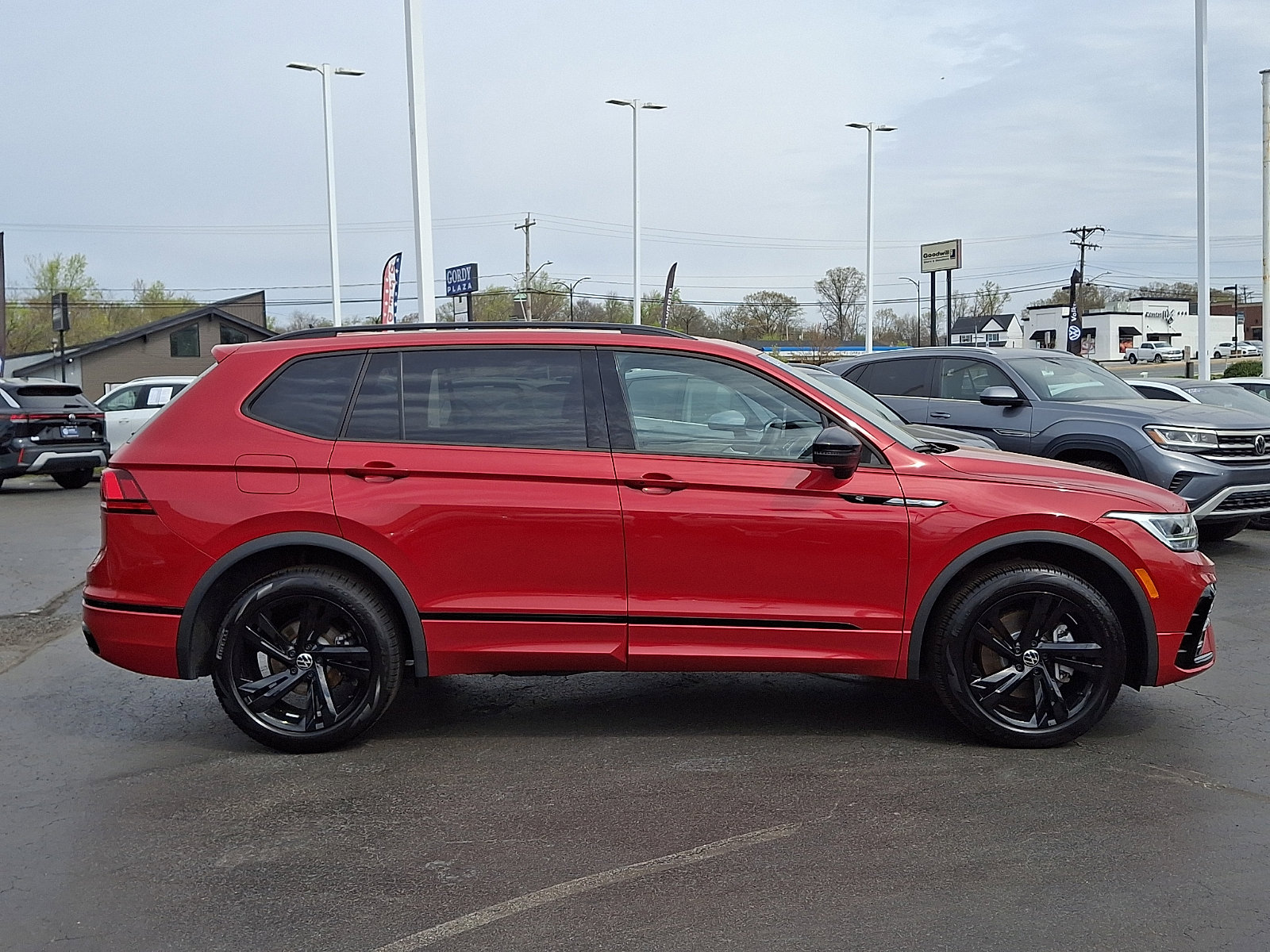 Certified 2024 Volkswagen Tiguan SE R-Line AWD/4WD image 7