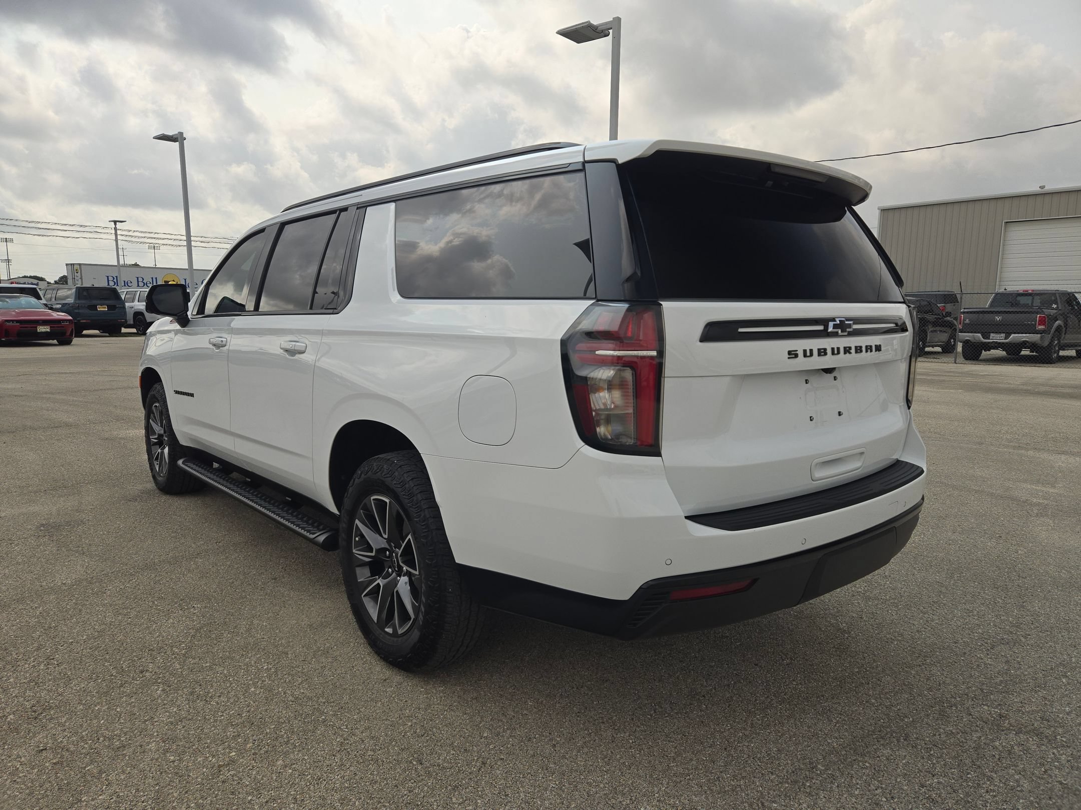 Used 2023 Chevrolet Suburban Z71 w/ Luxury Package AWD/4WD image 5