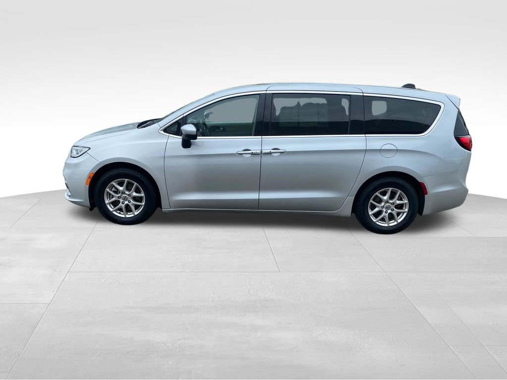 Used 2023 Chrysler Pacifica Touring-L FWD image 3