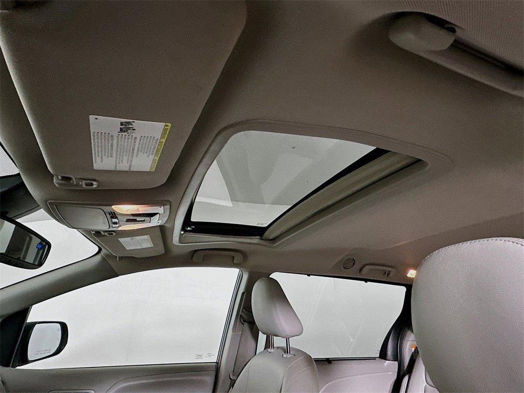 Used 2018 Toyota Sienna XLE image 11