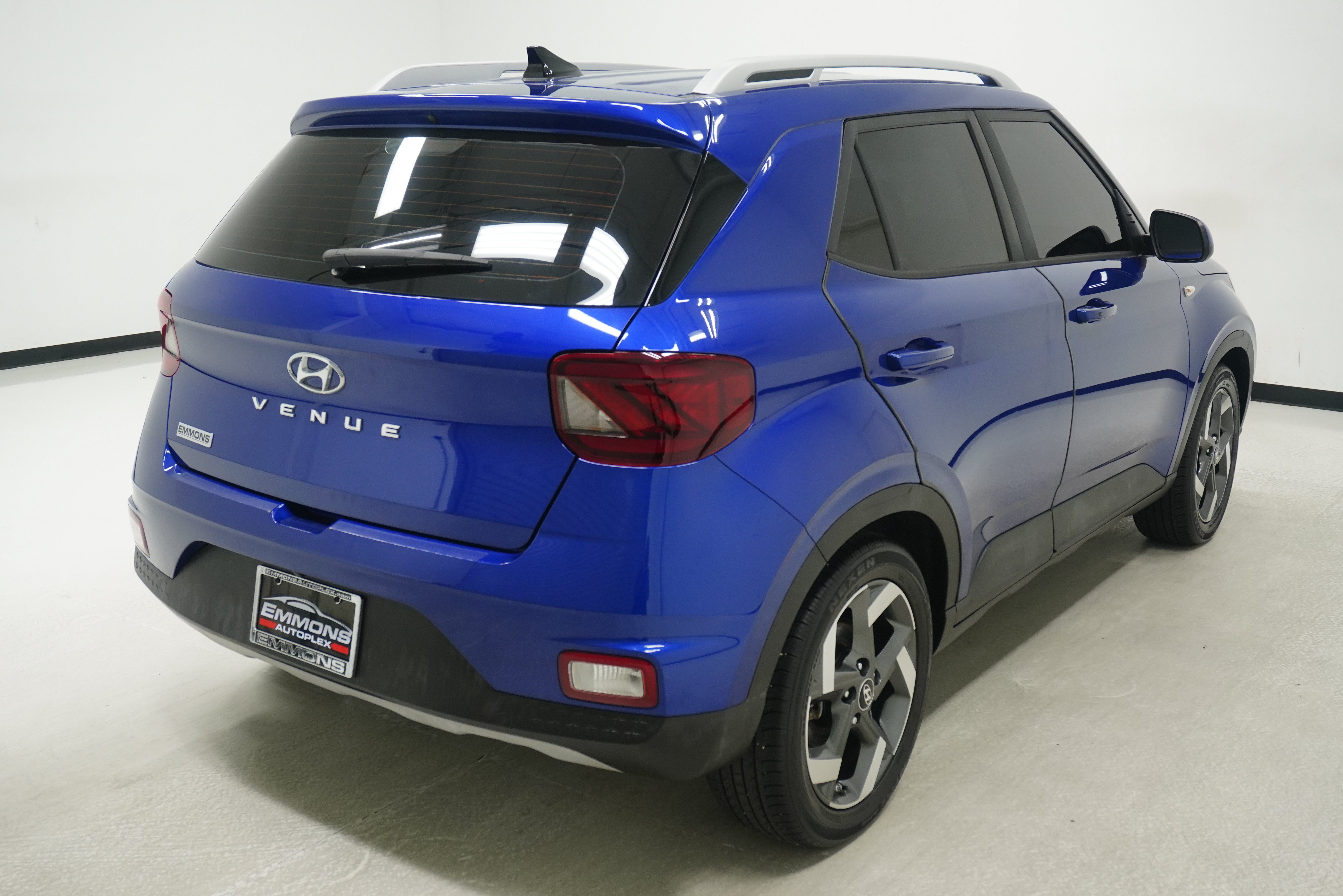 Used 2022 Hyundai Venue Limited FWD image 4