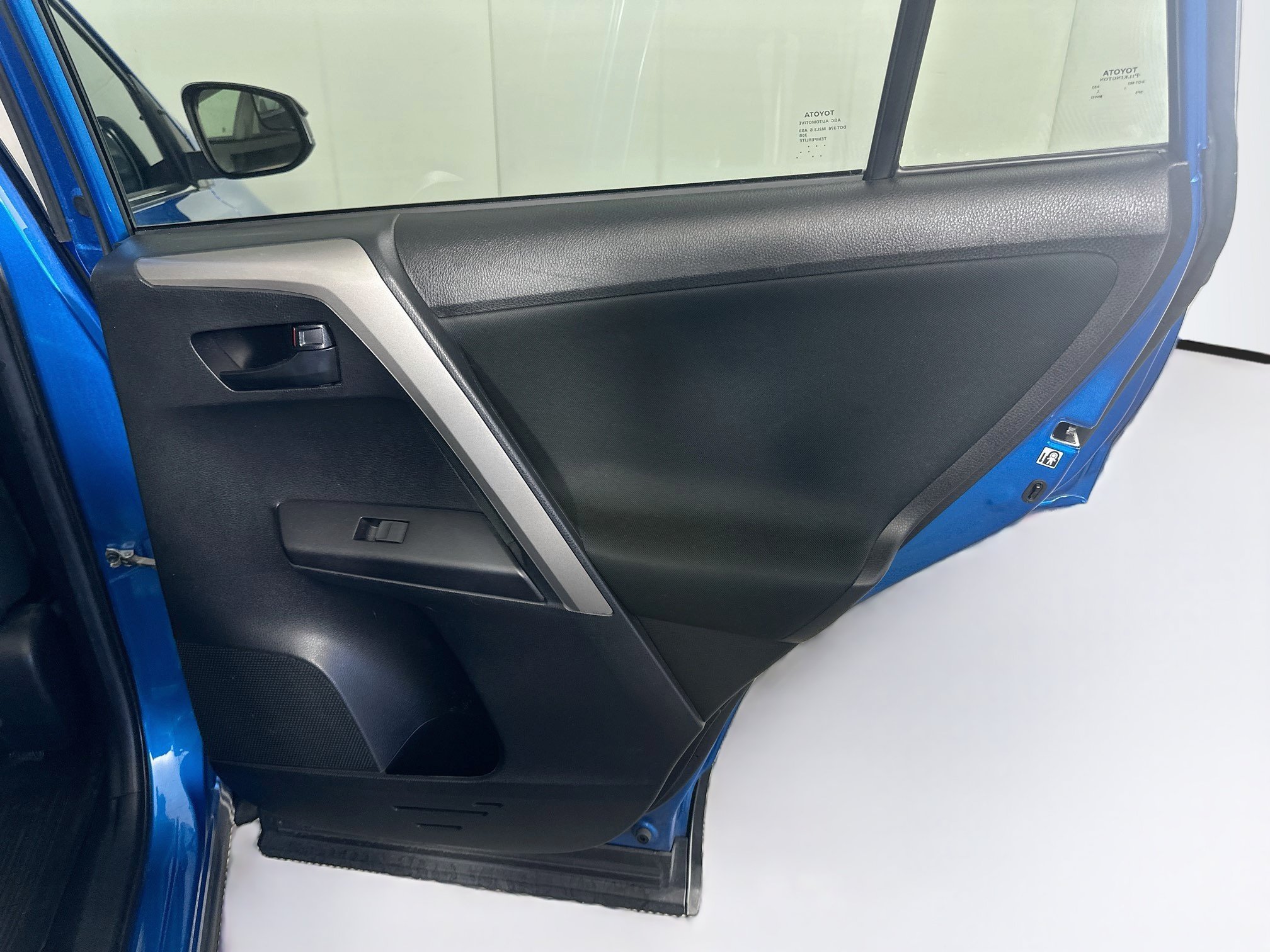 Used 2018 Toyota RAV4 LE w/ Carpet Mat Package FWD image 27